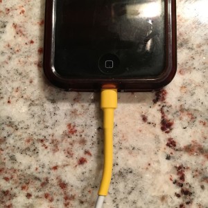 Втыкаем кабель в iPhone
