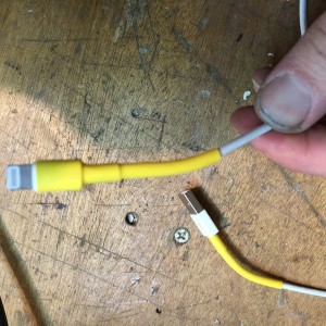Защита провода от iPhone термоусадкой